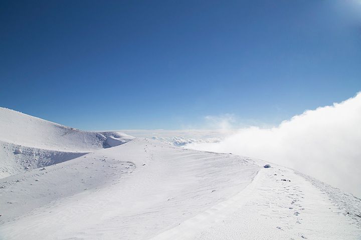 Snow on the rim of the 2002 cone. (photo: Emanuela Carone)