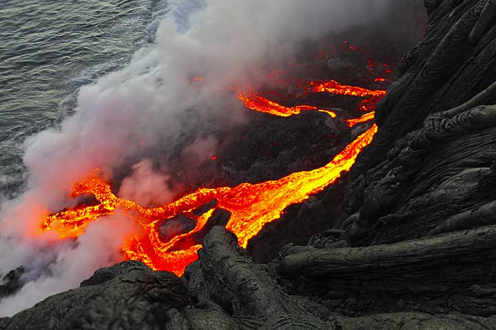 <TOKEN>Lava flows into the ocean</TOKEN>