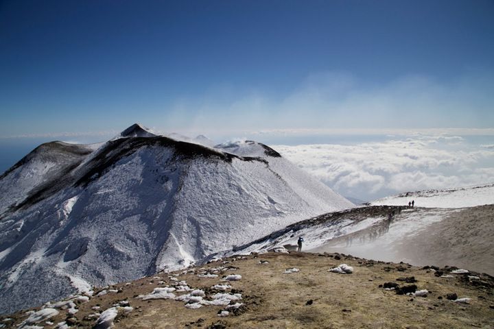 Walking on the rim of the summit craters ( photo: Emanuela Carone)
