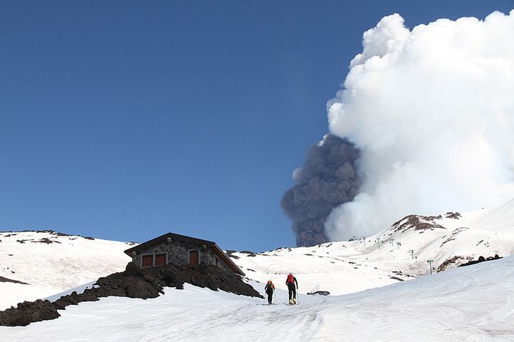 Skiing on Etna during a paroxysm (Photo: Daniele Andronico)
