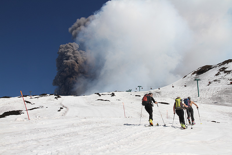 Sunny day, Snow and Ski during a spectacular Paroxysm. What a Beautiful Day!! (photo: Daniele Andronico)