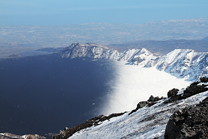 Ash deposit on the snow in the Valle del Bove. (Photo:Daniele Andronico)