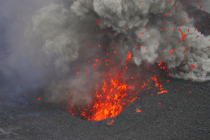 Activité strombolienne au volcan Yasur