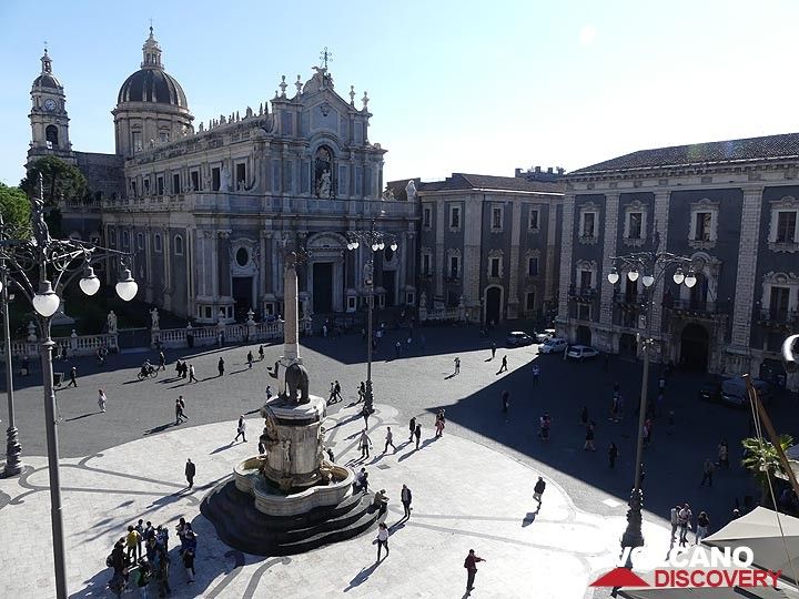 Der wichtigste Platz von Catania, Piazza Duomo mit der Kathedrale und dem berühmten Denkmal mit Wahrzeichen der Stadt, der Elefant im Ätna Lava geformt. (Foto: Ingrid Smet)