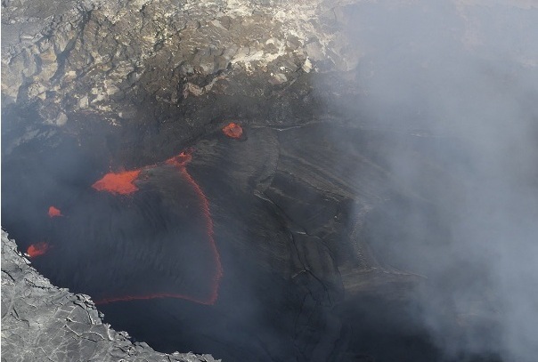 Glimpse into the active lava lake of Pu´u O´o crater from a helicopter