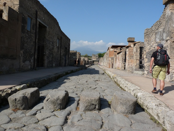 Walking in the 2000 year old ruins of the roman city of Pompeii