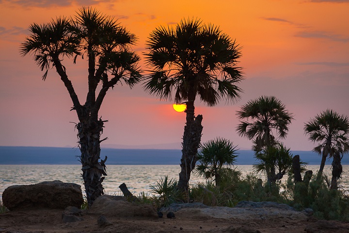 Sunrise at the shore of Afdera salt lake (Roland Gerth)