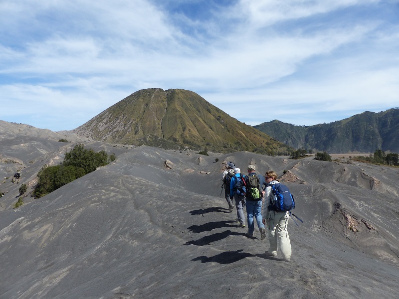 La plaine du plancher de la caldeira du Tengger avec le volcan Bromo en arrière plan.