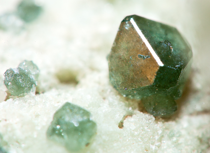 Spinel crystal (ca. 2-3 mm)