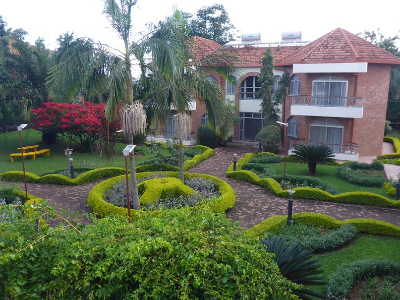 Relaxing courtyard of the nice and comfortable Chez Lando hotel in Kigali