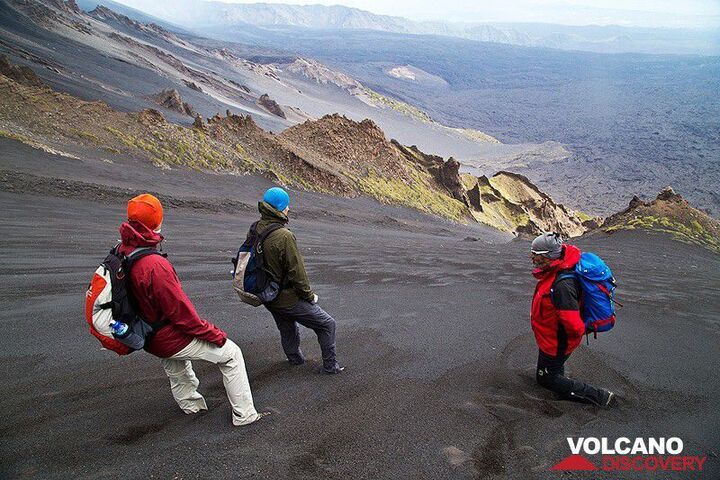 <TOKEN>Descending along Etna´s steep ash slopes into the Valle del Bove</TOKEN>