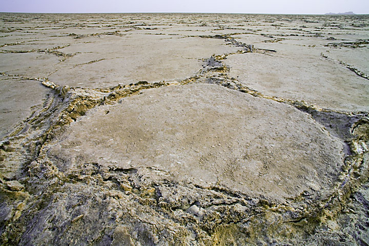 Risse auf der getrockneten Oberfläche des Salzsees