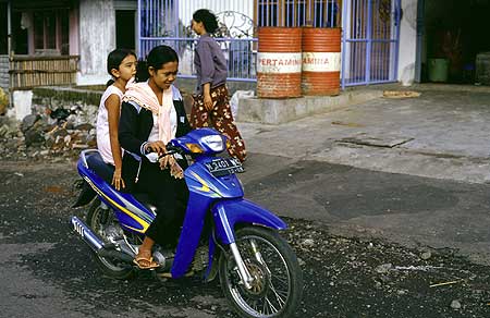 Mutter und Tochter auf dem Motorroller