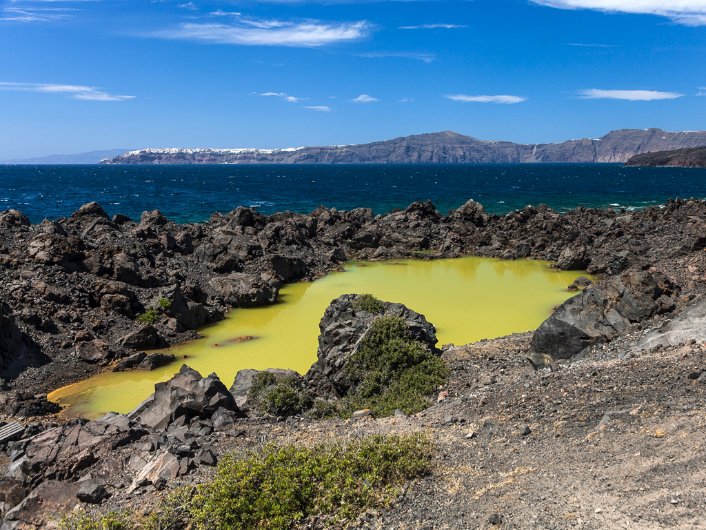 The little crater lake on Paléa Kaméni island