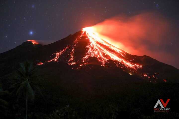Karangetang in eruption February 2023 (image: Andi Rosadi / VolcanoDiscovery Indonesia)