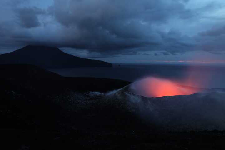 <TOKEN>Glow from the new crater on Anak Krakatau in 2023 (image: Andi Rosadi / VolcanoDiscovery Indonesia)</TOKEN>