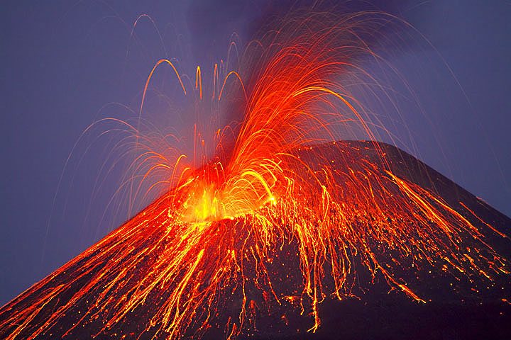 Indonésie. « L'enfant » du volcan Krakatoa entre en éruption