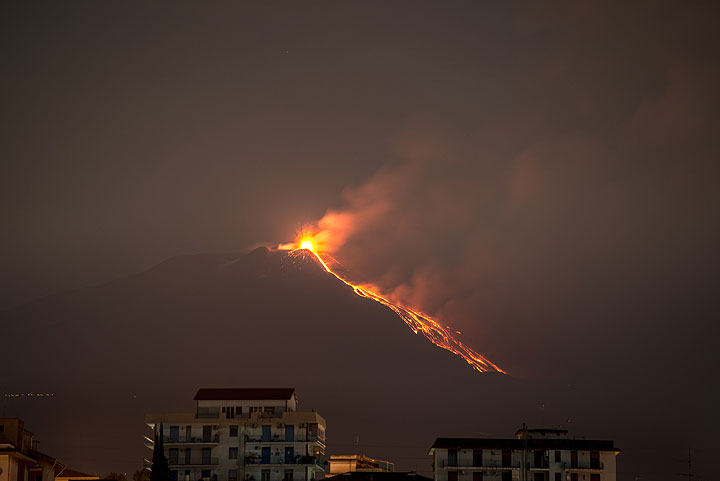 Ätnas Ausbruch und Lavastrom, gesehen von Catania, Juni 2014