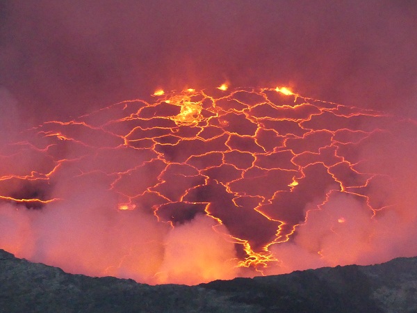 Ein erster Blick in den Krater mit seinem Lavasee