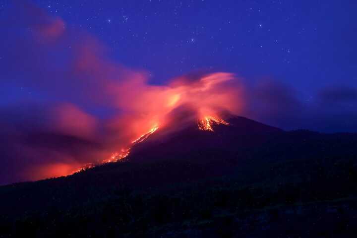 Lewotolo volcano in eruption in Jan 2024 (image: Andi Rosadi / VolcanoDiscovery Indonesia)