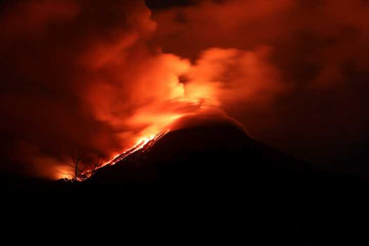 <TOKEN>Lewotolo volcano in eruption Jan 2024 (image: Andi Rosadi / VolcanoDiscovery Indonesia)</TOKEN>