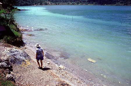 Le lac de cratère Linow avec ses couleurs changeantes dues à l'activité hydrothermale sous-aquatique