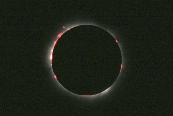 Red chronosphere during a solar eclipse (photo: Marco Fulle)