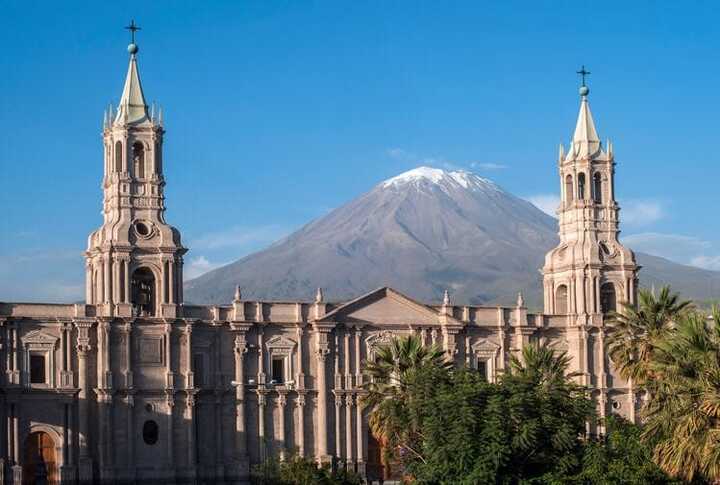 El Misti volcano behind the cathedral of Arequipa