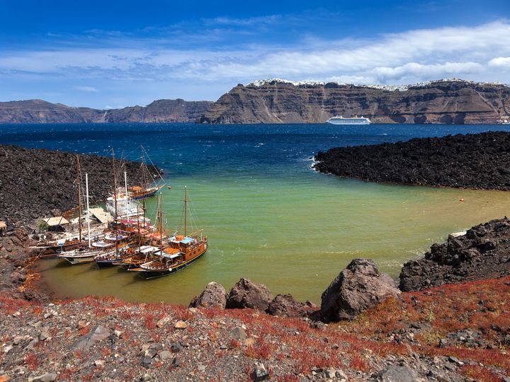 The Erínia bay on Néa Kaméni island