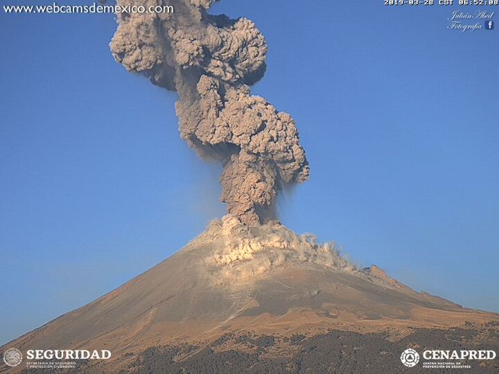 Eruption of Popocatépetl on 28 Mar 2019 (image: Webcams de Mexico / CENAPRED)