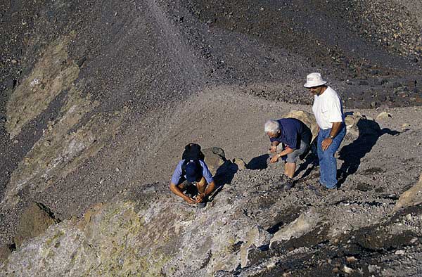 Sur la lèvre du cratère du volcan Nea Kameni