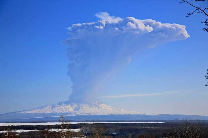 <TOKEN>Large eruption of Shiveluch in 2015 (image: Andrej Nikiforov)</TOKEN>