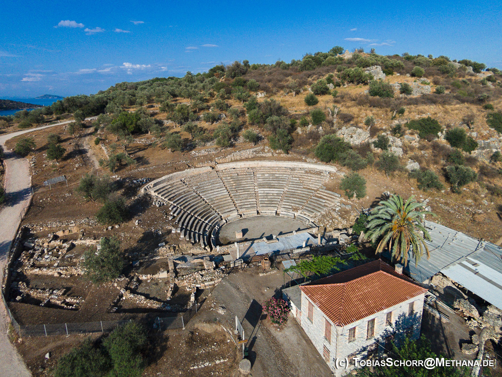 Luftbild des kleineren Theaters von Palia Epidaurus (c) T. Schorr