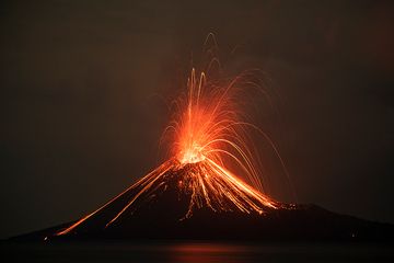 Vulcanian explosion of Krakatau 13 Oct 2018 (image: Roberto)