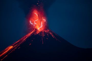 Eruption of Krakatau with lightning 13 Oct 2018 (image: Roberto)