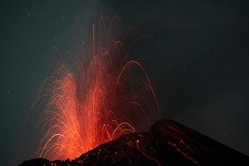 Strombolian eruption of Krakatau 15 Oct 2018 (image: Roberto)