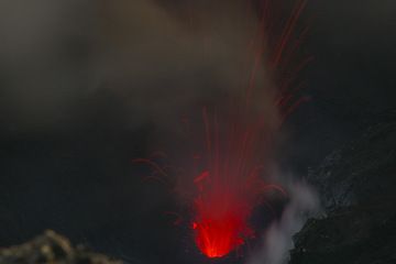 Explosion at Yasur volcano (photo: Andrew McRae)