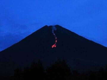 Incandescant lava at Semeru volcano after an explosive eruption, September 2016 (image: Aravind P.)