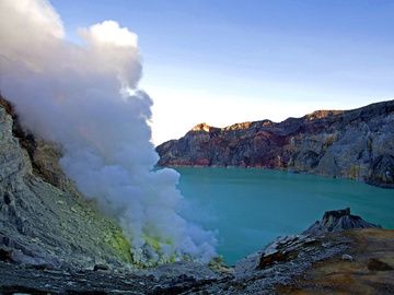 Der Kratersee des Ijen