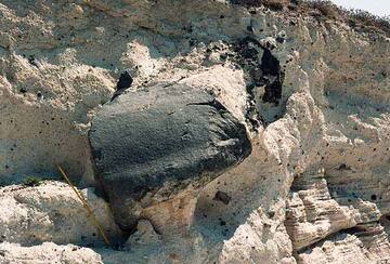 Großer Lavablock, der bei der minoischen Eruption (1627 v.Chr.) auf Santorin aus einem Krater geflogen kam