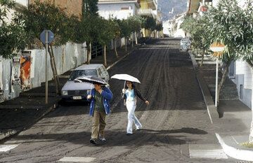 Effects of ash fall in a village during the 2002 eruption at Etna