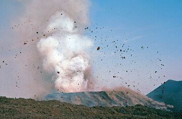 Explosion au niveau du cratère du cône volcanique del Lago de l'Etna, éjectant des bombes de lave, issue de l'éclatement d'une bulle de lave incandescente. De tels fragments de lave pourraient être appelés, des pyroclastes.