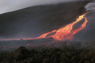 Glossaire illustré de la volcanologie: effusives (effusive (éruption))