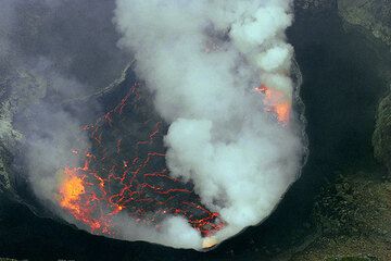 The lava lake of Nyiragongo volcano, DRCongo (Jan. 2006)
