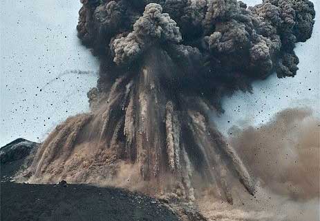 Le volcan explose