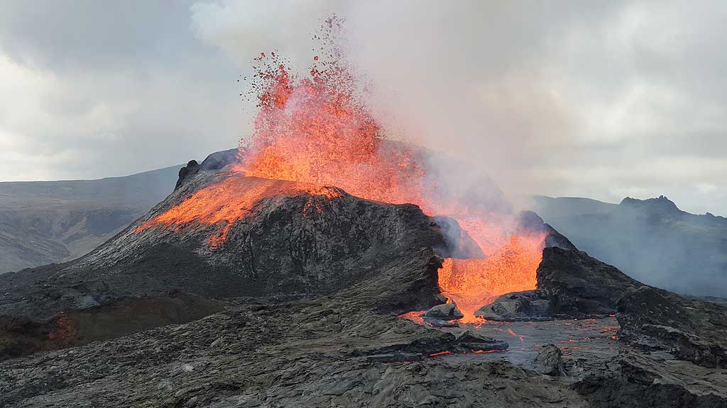 Lava fountaining from the main vent of Fagradalfjall's eruption in May 2021 (image: Ronny Quireyns)