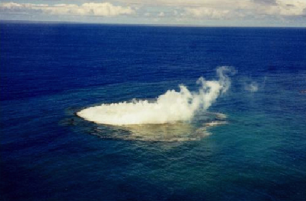 A plume and discolored water from a submarine eruption were observed in January 1999. This unnamed submarine volcano, 35 km NW of the Niu Aunofo lighthouse on Tongatapu Island, was constructed at the southern end of a submarine ridge segment of the Tofua volcanic arc extending NNE to Falcon Island. The first documented eruptions took place in 1911 and 1923. An ephemeral island was formed during this eruption in 1999; prior to this the summit was 13 m beneath the sea surface. (Photo by B. Hutchins, 1999, published in Taylor, 1999, via GVP)