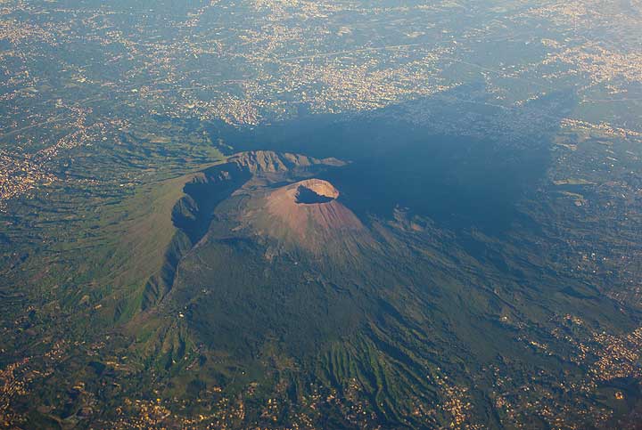 vulcanul Vezuviu lângă Napoli, Italia, văzut din aer. Marginea rămășiței vulcanului Somma mai vechi care s-a prăbușit în erupția Pliniană din 79 d.HR. este clar vizibilă în stânga noului Cono Grande cone cu craterul său.