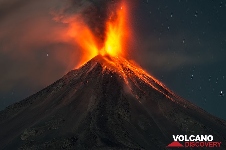 Strong explosion at Colima volcano in Feb 2015