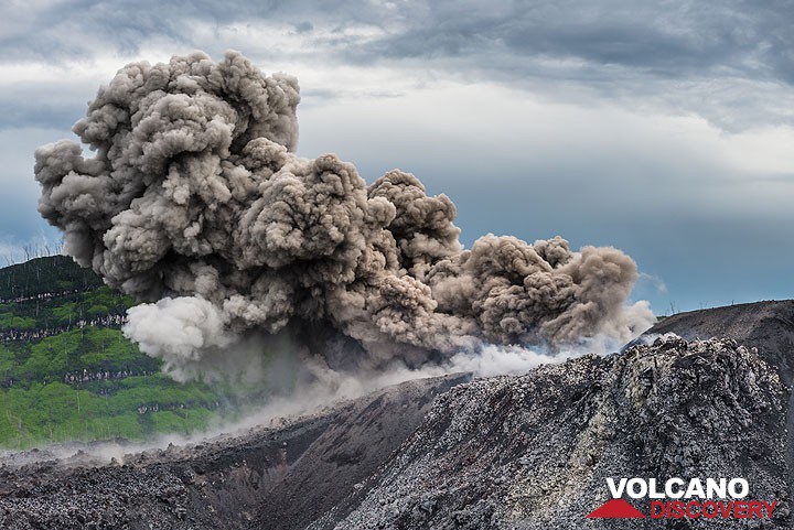 Strombolian explosion from the active vent in Ibu's lava dome (Dec 2014)